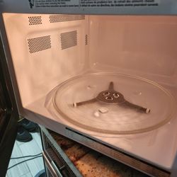 Brand New INSIGNIA Microwave Very Clean Excellent Condition 