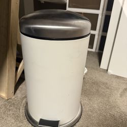 Step Trash Can with Lid – White & Stainless Steel – Good Condition