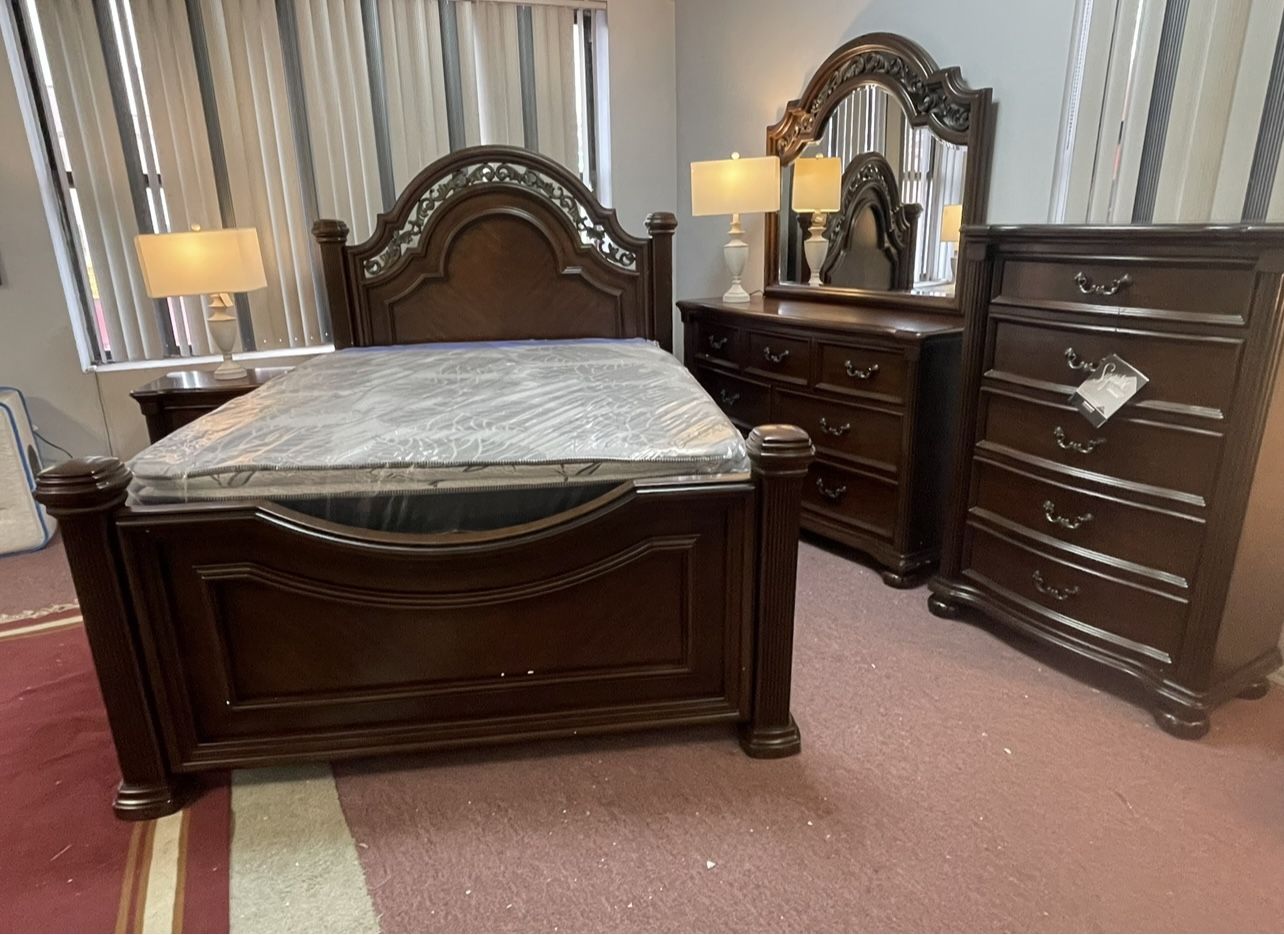 Huge Sale! 🔥 Ashley Solid Wood Bedroom Set 🔥