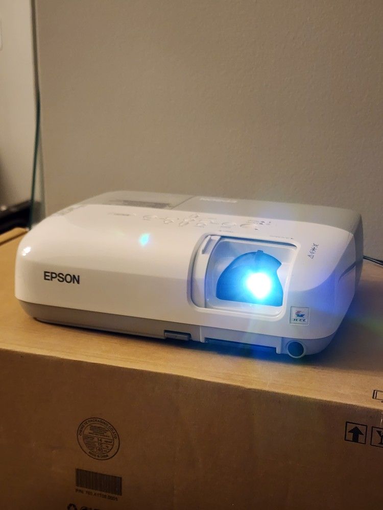 Epson Projector With Remote And Carry Bag. Brand New Lamp Replaced. 0 Hrs On Lamp.