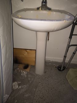 Pedestal sink