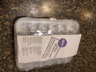 Wilton Deluxe Cake Tip Case, holds up to 26 tips. New, sealed in unopened plastic