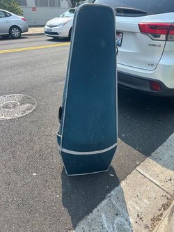 Full size cello case made by Blue Jay In decent condition. The zippers work and it’s not torn or ripped.  $100 or best offer, cash or Venmo, meet in p