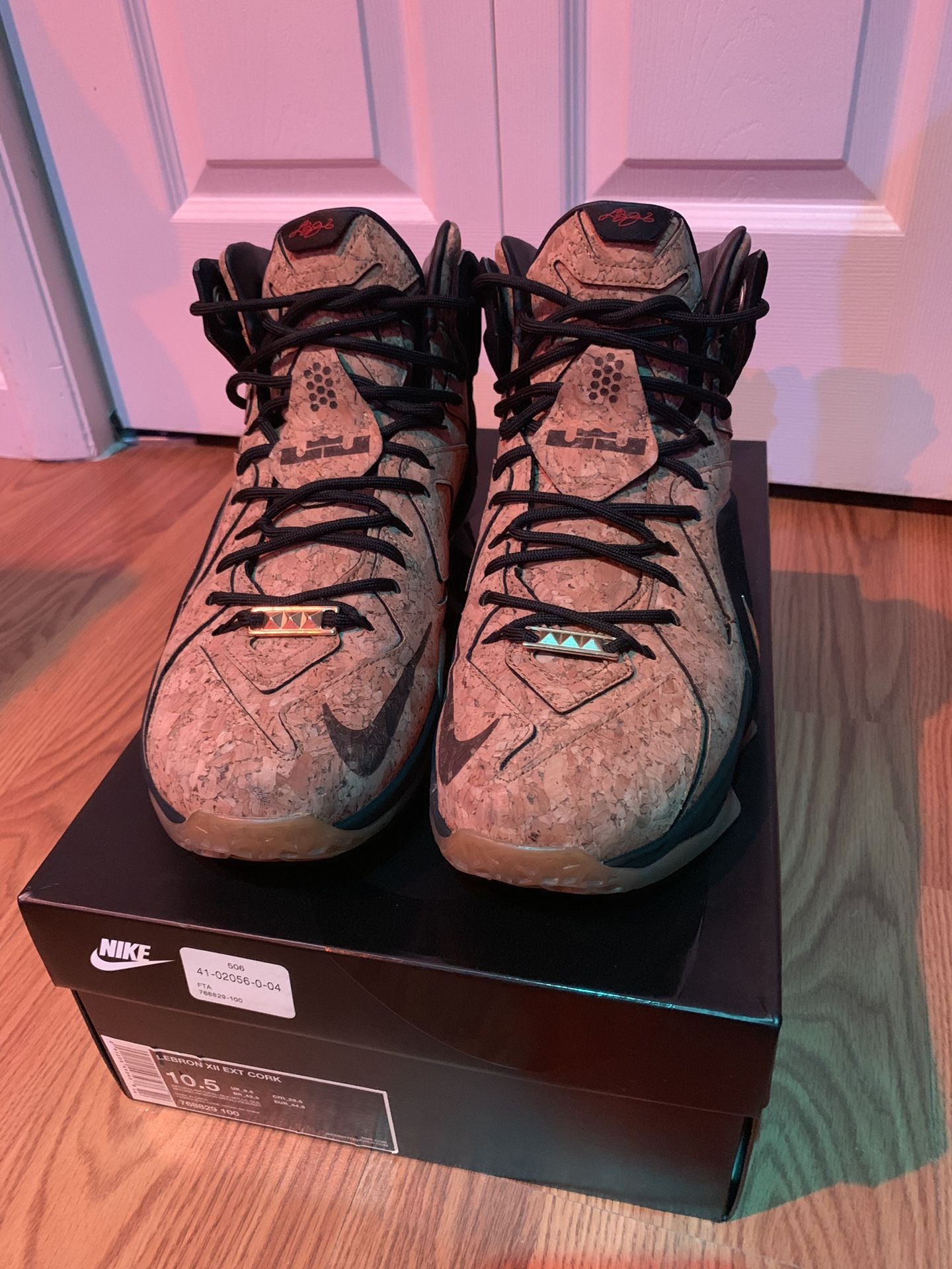 LEBRON XII EXT CORK SIZE 10.5 (BRAND NEW)
