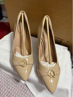 Motion dress pumps