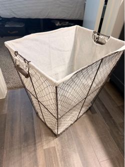 Laundry hamper