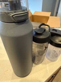 Set of 3 water bottles and mixer bottles