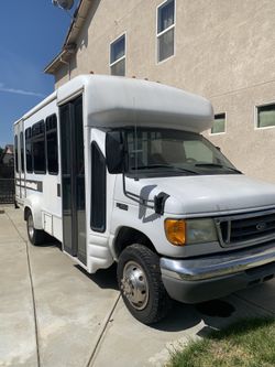 2005 Ford E350 Bus