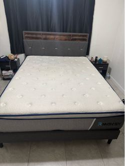 Queen mattress and bed frame +nightstand  /Cama,colchon y mesitas de noche (todo x 350)