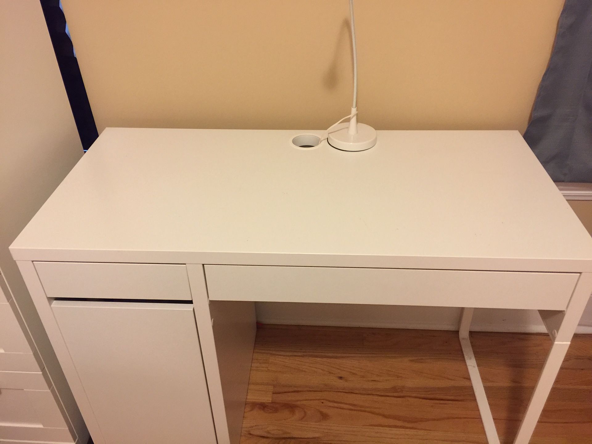 Desk, white