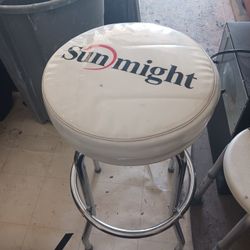 1 Clean Swivel Chair Great For Man Caves,shops ,garages Ect 