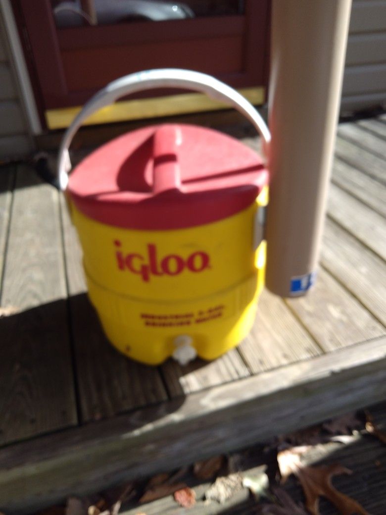 Igloo. 3 Gal With Cup Holder