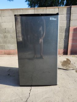 Midea MRM33S8ASL Mini Fridge