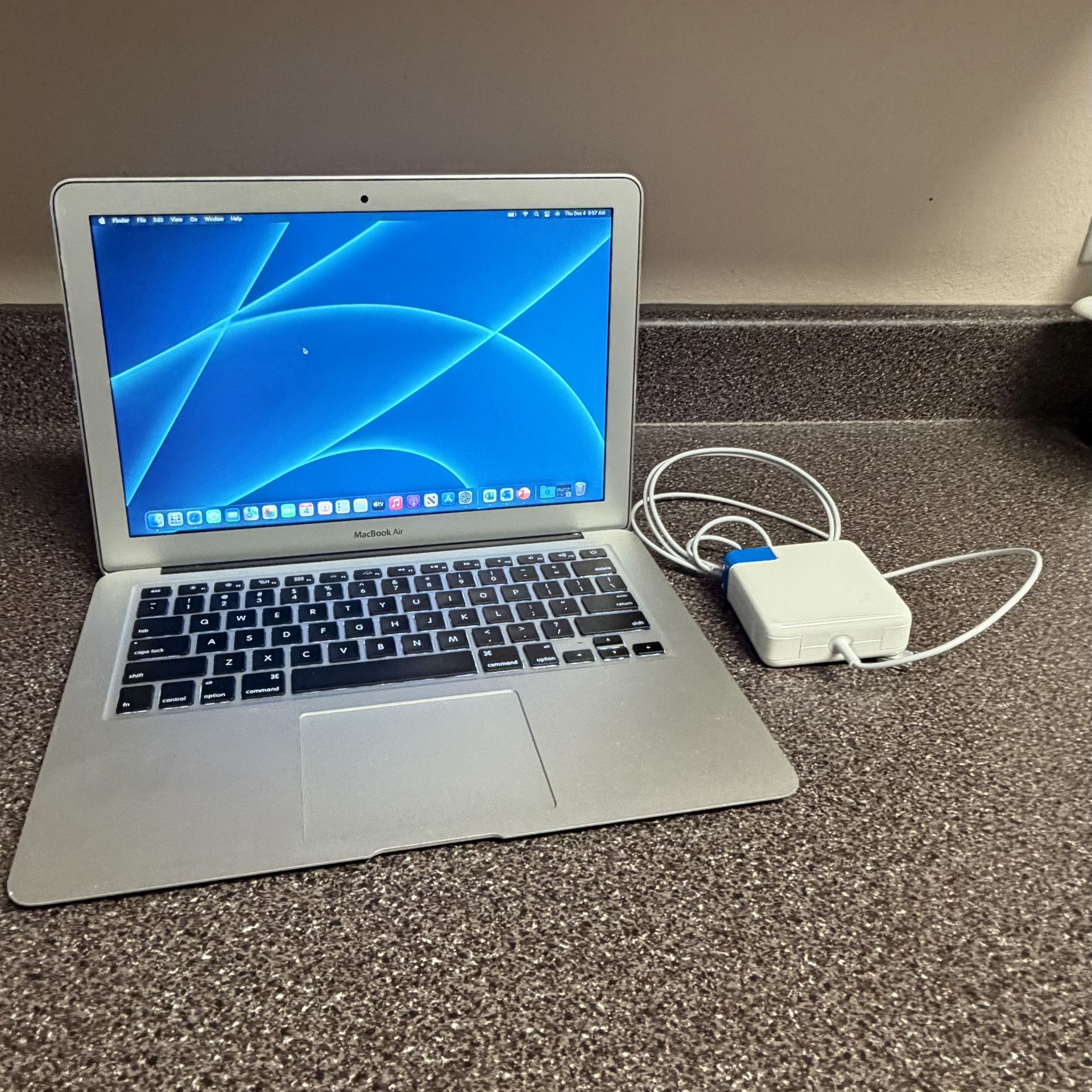 MacBook Air I5 2017 Laptop 8gb 250gb SSD W/Lifetime Office