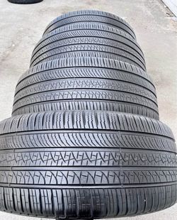285/40r23 Pirelli tires con 80% de Vida las 4