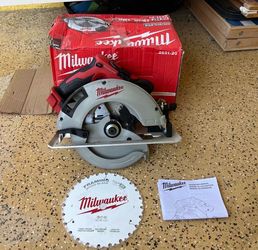 Milwaukee M18 18V Lithium-Ion Brushless Cordless 7-1/4 in. Circular Saw (Tool-Only)
