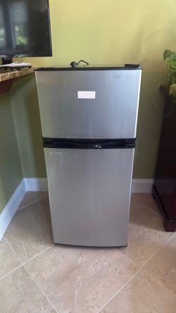 Like new -  4.3 Cu. Ft. Mini Fridge with Top Freezer and ENERGY STAR Certification - Stainless Steel