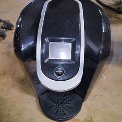 KEURIG COFFEE MAKER