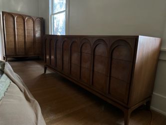 Fabulous Thomasville Mid-Century Modern Arched Dresser and Chest of Drawers Set