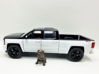 Jada Chevy Silverado Z71 Diecast Model Truck Pet Not Included
