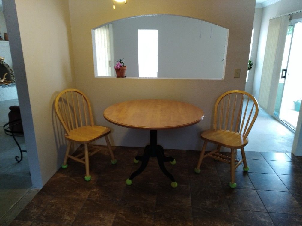 Laminate top table with two chairs