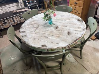Super cute farmhouse table w/5 chairs