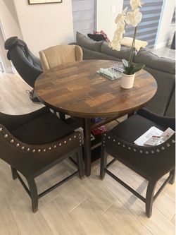 Round table 4 chairs