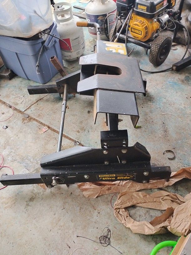 "Hijacker Double Pivot" fifth-wheel hitch