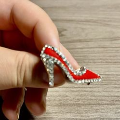 High heeled brooch.blinged out. Make me an offer I can’t refuse. As is. No returns. Make me an offer I can’t refuse. Please feel free to ask me any qu