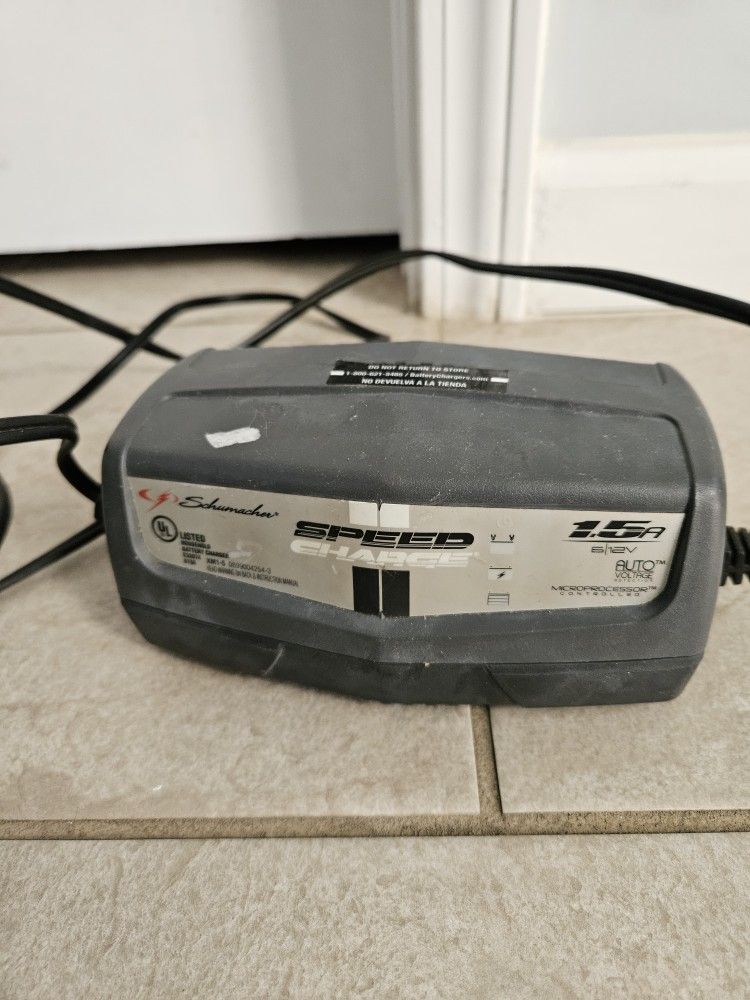 BATTERY CHARGER. CARGADOR DE BATERIA