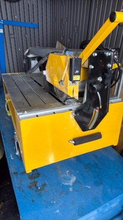 Wet saw for tile cutting
