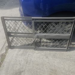 PLASTIC EXPANDABLE GATE. 40IN BY 24IN