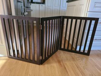 24"H x 5'W Tri-fold pet gate barrier