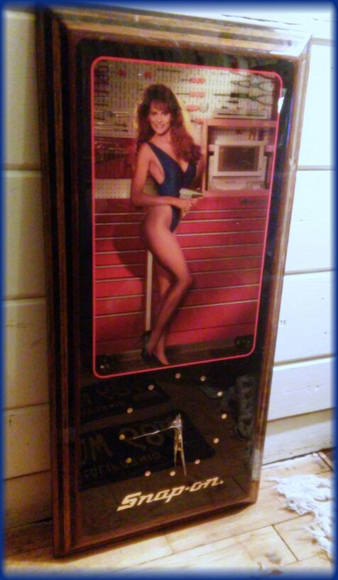 Collectible Snap -on tools garage pinup girl clock