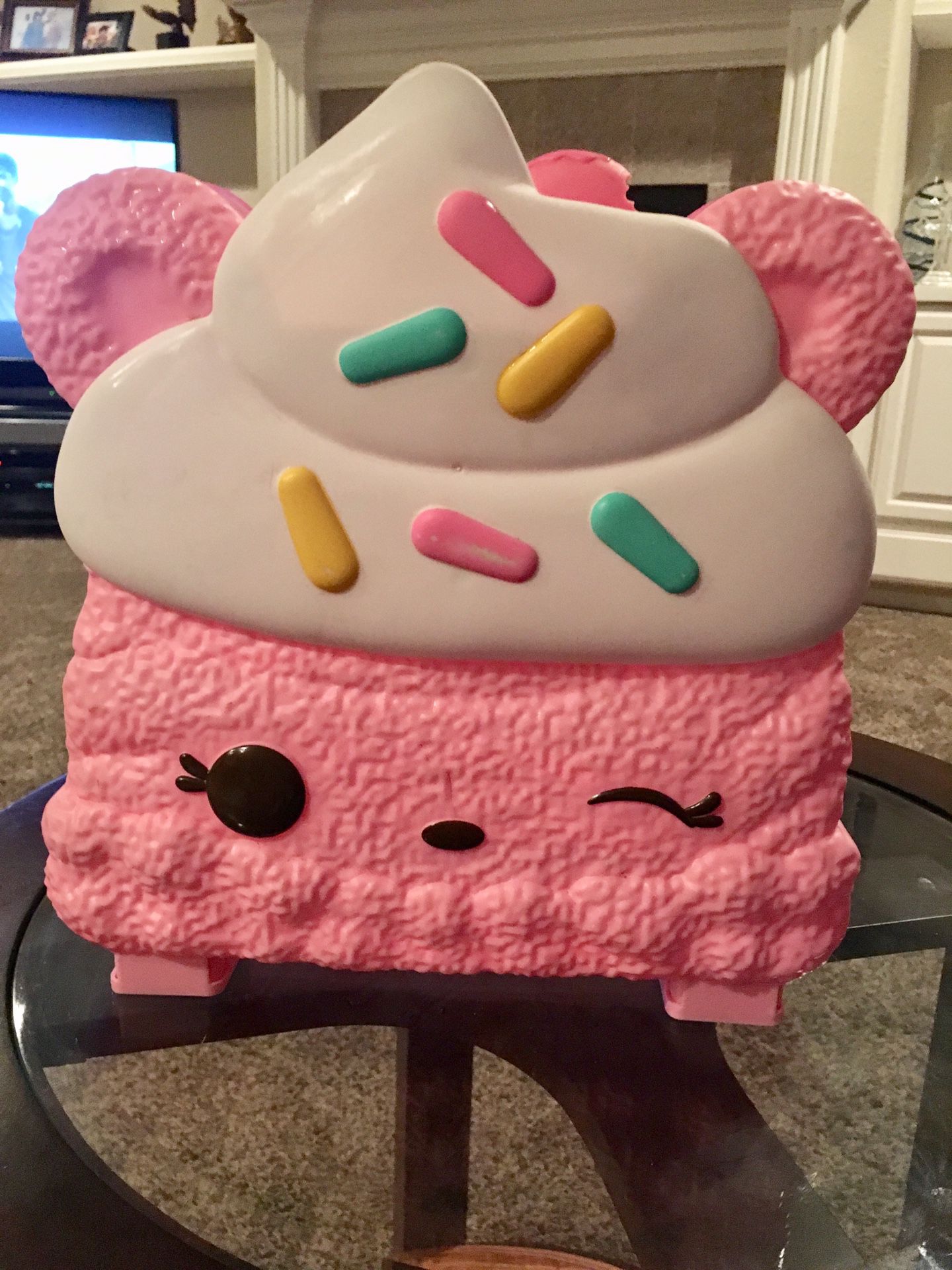 SHOPKINS ADORABLE CUPCAKE SHAPED CASE! HAS HANDLE AND SNAPS SHUT! GREAT CONDITION ! 12x12 INCHES ! CLEAN