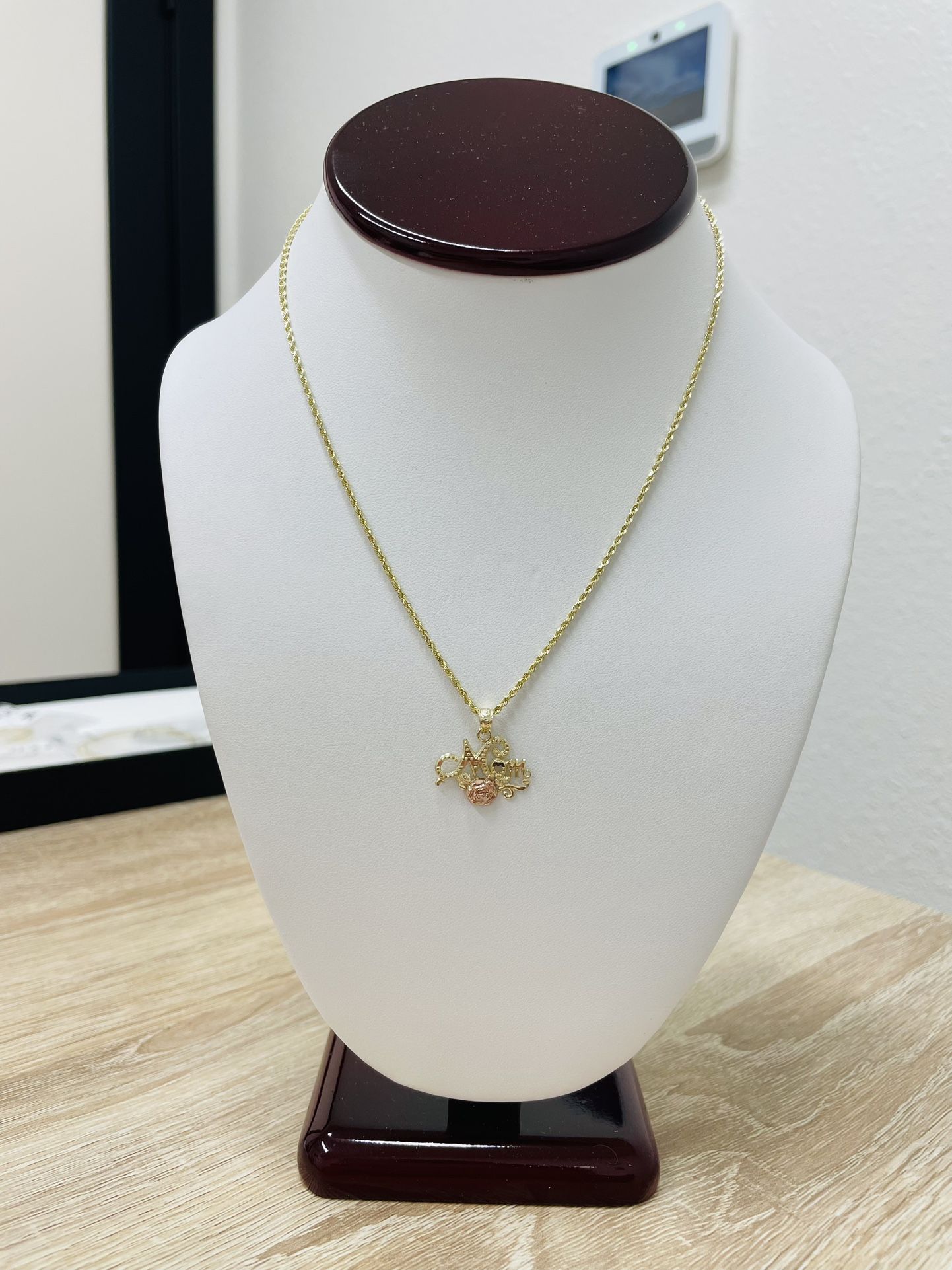 16” 10K Yellow Gold Rope Chain With 10K “MOM” Pendant