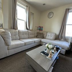 Modern L-Shaped Sectional Sofa – Excellent Condition