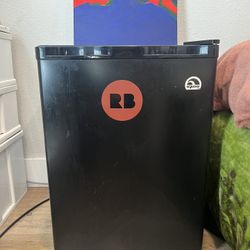 IGLOO MINI FRIDGE 