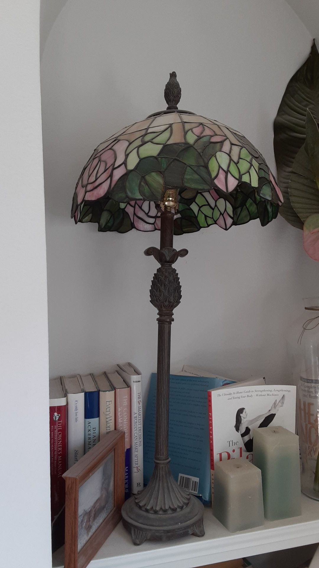 Tall Tiffany style table lamp in mint condition