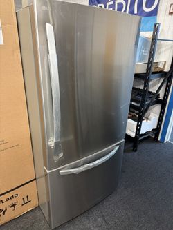 LG 33” Refrigerator Bottom Freezer 