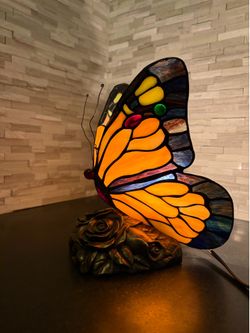 Tiffany style accent lamp