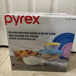 New in Box Pyrex 8 Piece Glass Mixing Bowl Set w/ Colored Lids
