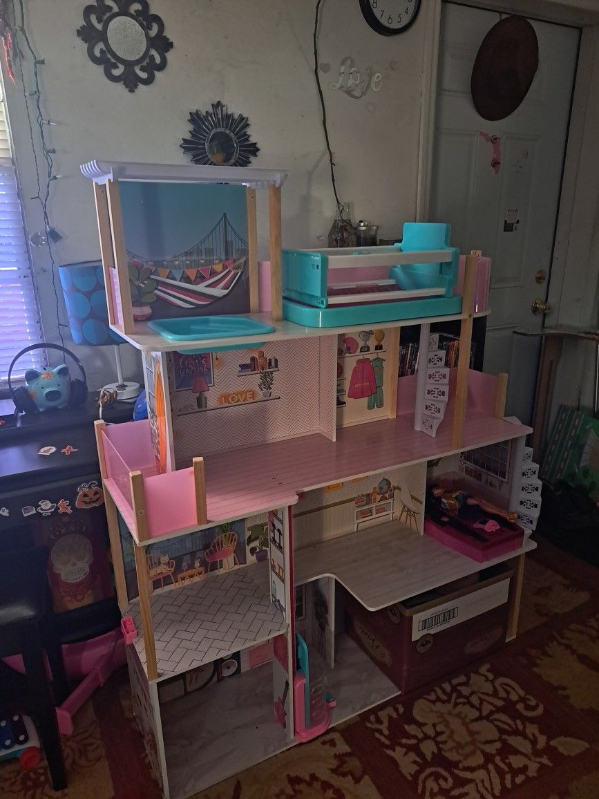 Doll House 🏠