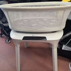 4Moms Electric Bassinette W BLUETOOTH connectivity 