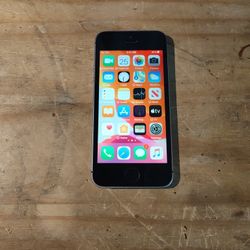 Unlocked Apple iPhone SE 1st Gen 32 GB A1662 iOS 13.3.1 Black New Battery 