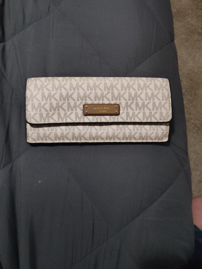 Michael kors Wallet.