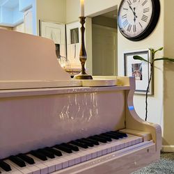 Samick Baby Grand Piano! Ivory, polished excellent