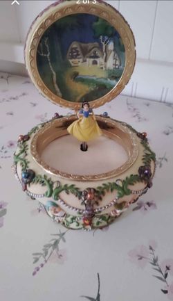 Snow white music box in pristine condition