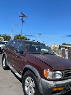 Nissan Pathfinder SE