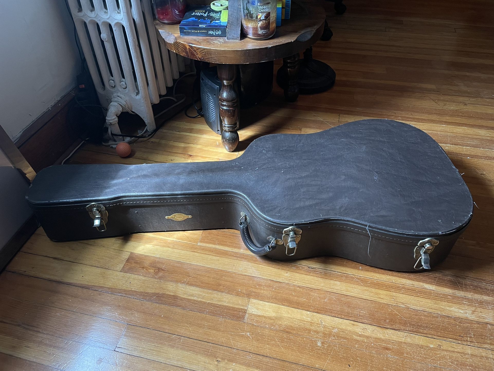 Taylor hardshell Acoustic Case